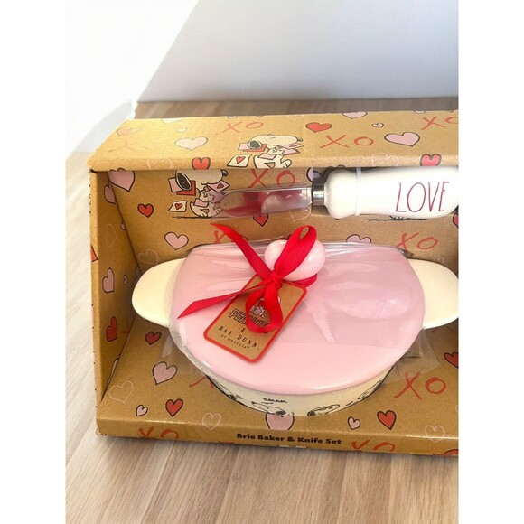 New Rae Dunn Peanuts Snoopy Brie Baker & Knife Set Valentine's Day Mother’s Day - Picture 2 of 8